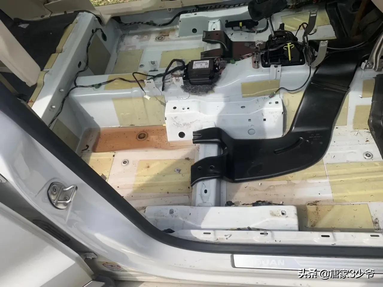 途观天窗漏水导致地胶下面全是水,17款途观l天窗漏水问题怎么解决