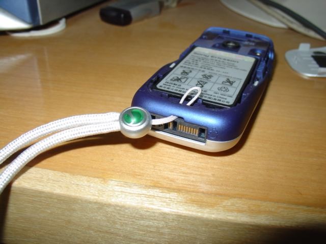 现在手机都没有挂绳孔,以前老款手机的挂绳叫什么