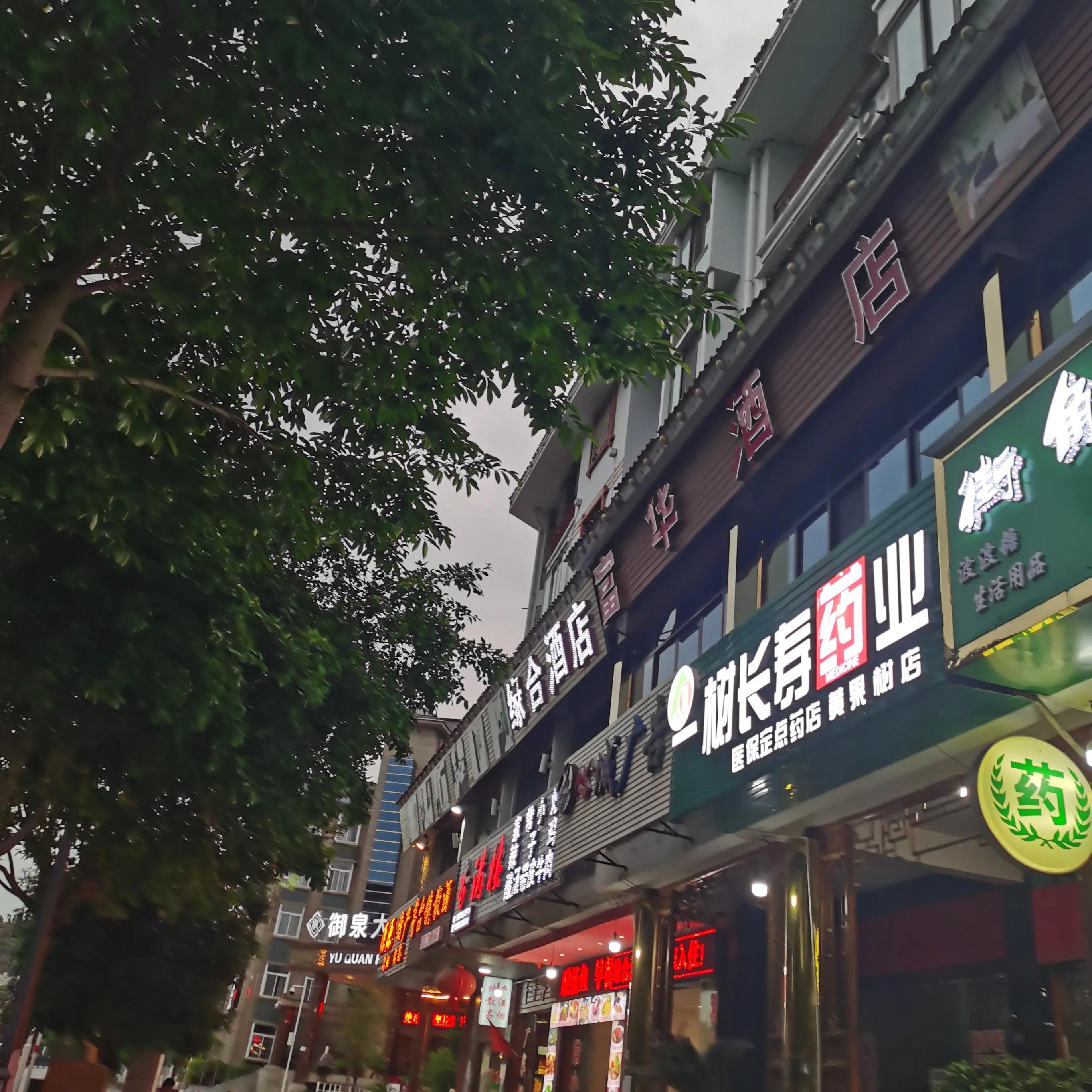 向南方和向北方,登上山顶看美景贵州黄果树瀑布