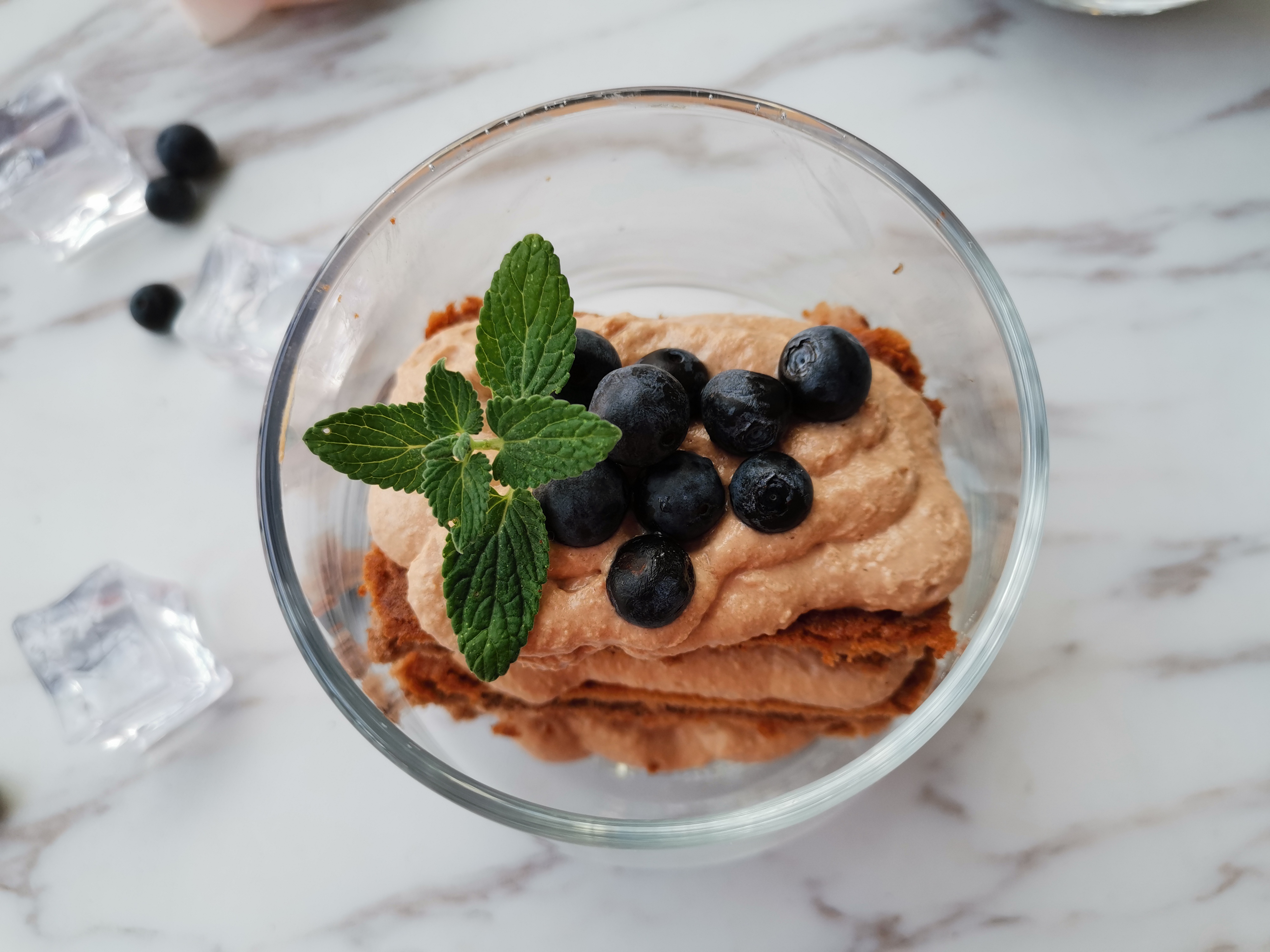 心型的巧克力纸杯蛋糕,带巧克力馅的纸杯蛋糕