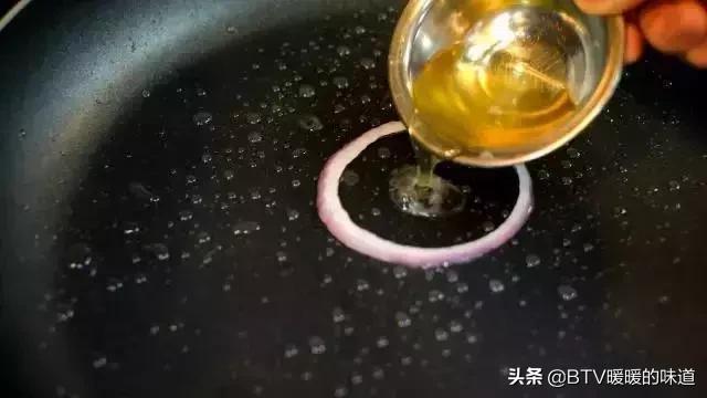 煎荷包蛋直接从中间放吗,煎荷包蛋时不要直接下锅煮