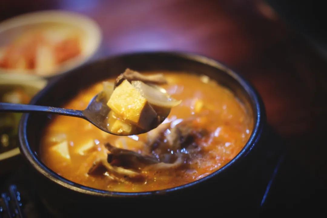 青岛好吃高端的店,青岛有什么很辣很好吃的