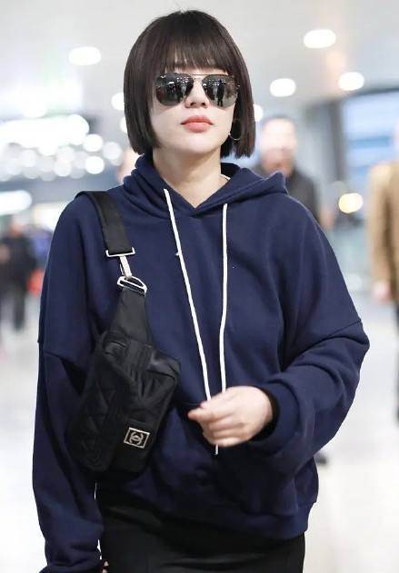 马思纯剧里同款发型,马思纯卷发造型配粉红裙