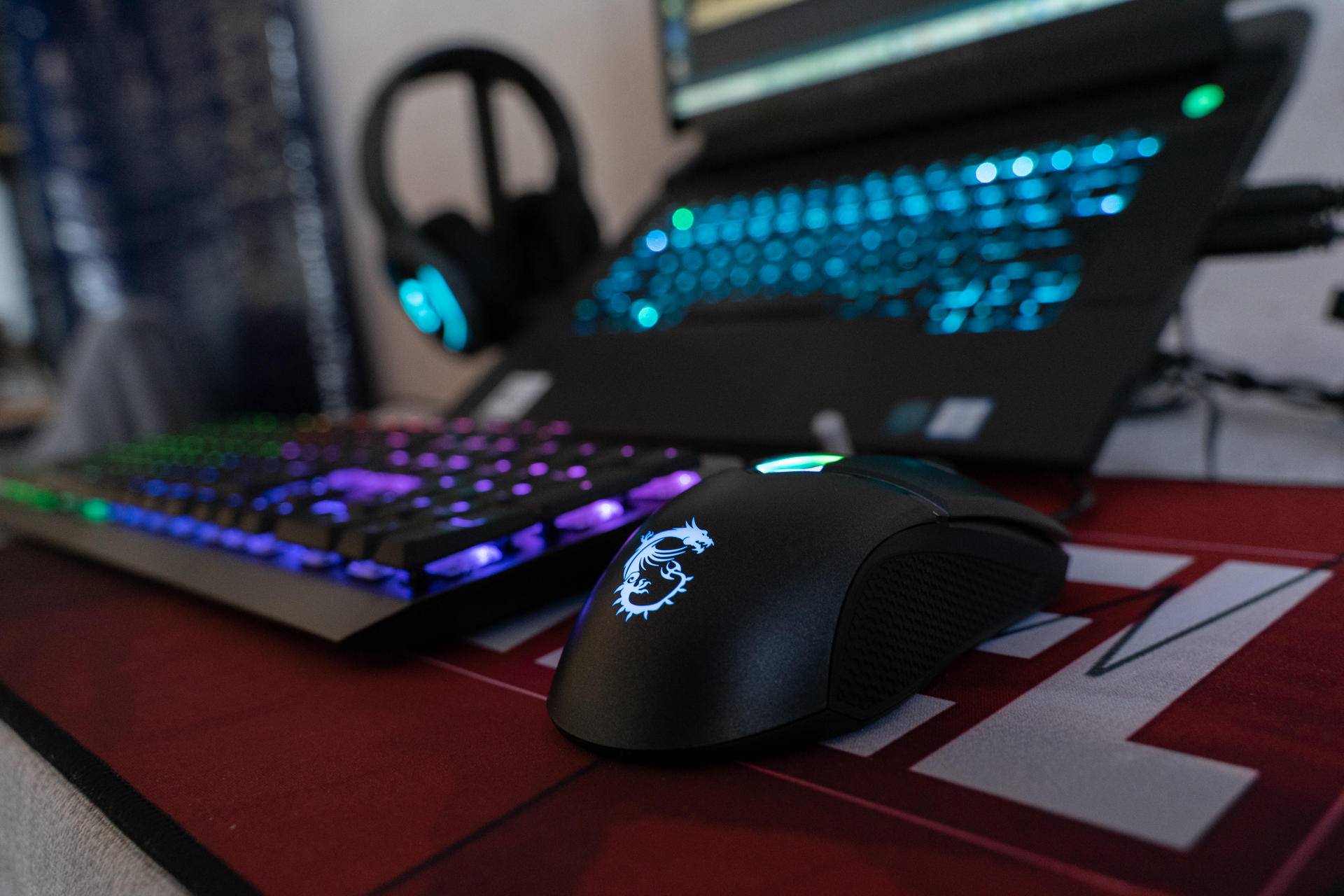 看样子就很有料，这个自带龙纹身的鼠标果然很不一般