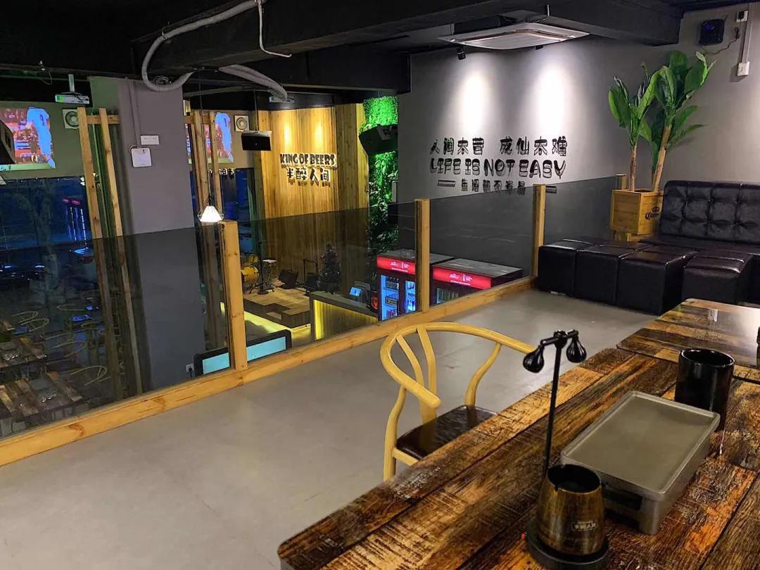 「聚会约酒」一家音乐酒吧，每晚都有乐队驻唱，单身男女都爱去