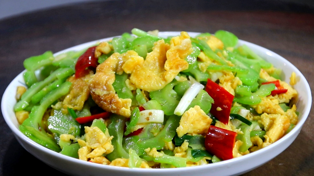 苦瓜怎么炒不苦不变色还脆,苦瓜怎么炒不苦又好吃不变色