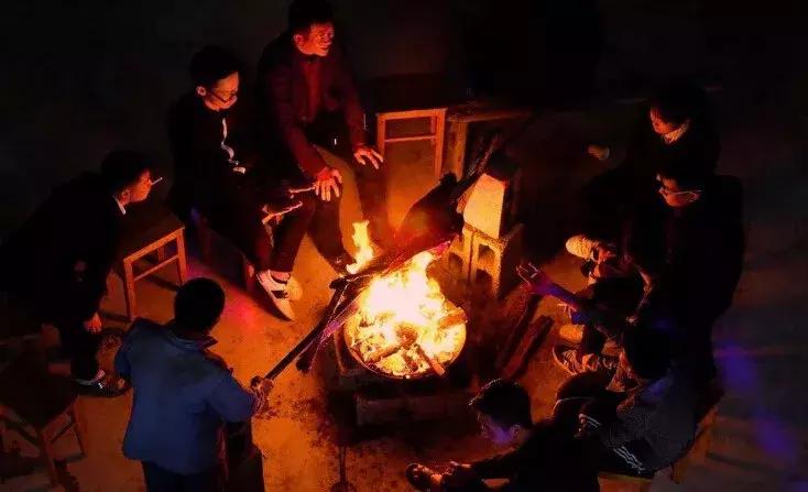 神器变“暗器”：暖宝宝、烤火灯致烧伤，冬天如何安全取暖？