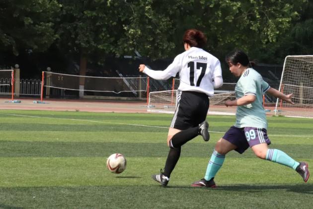 足球女神!高中结缘,她一进大学就成球队经理,如今已是女足队长