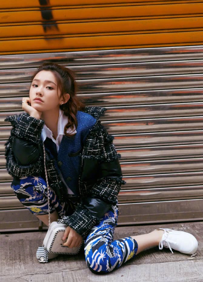 林允牛仔裤街头,林允穿白色骑行裤