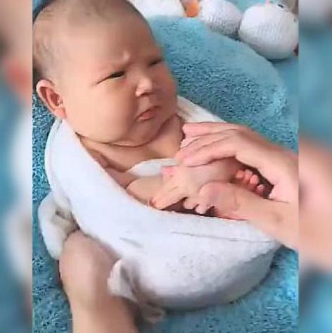 宝妈带宝宝拍满月视频,宝妈带宝宝拍照妈妈笑场