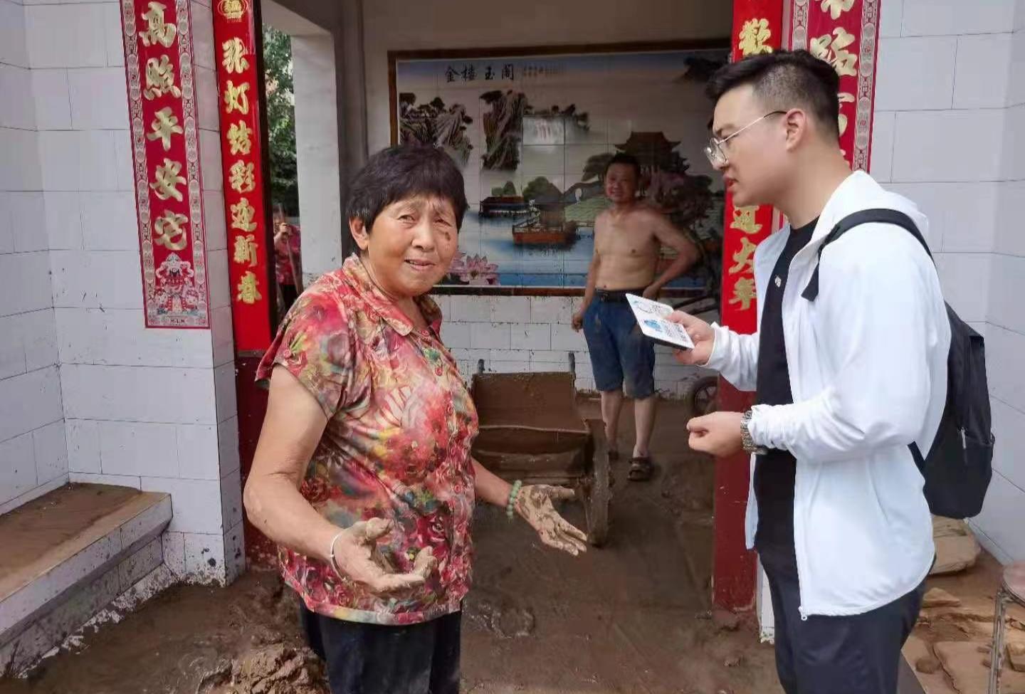 警徽闪耀抢险救灾,抢险救灾警徽闪耀暴雨中逆行