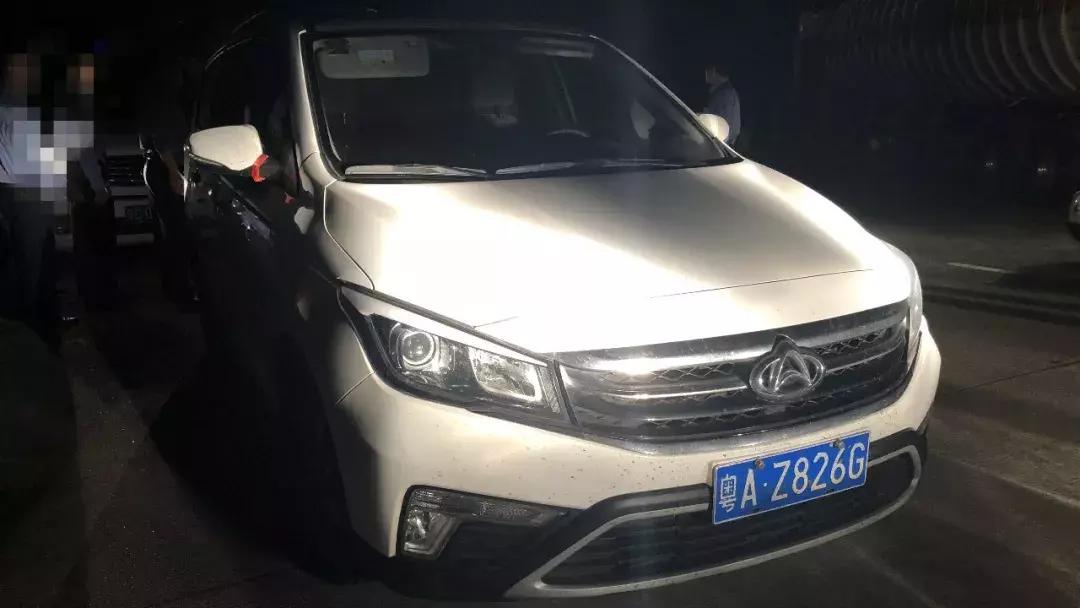 男子高速路弃车出走,二广高速男子弃车逃跑