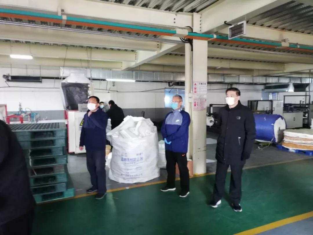 打着钢板的脚走遍57个村庄，疼得浑身打颤却选择“疫”往无前！