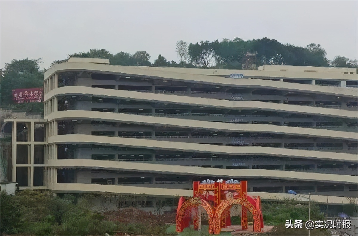 重庆楼中间的露天停车场,重庆狭窄的地下停车场
