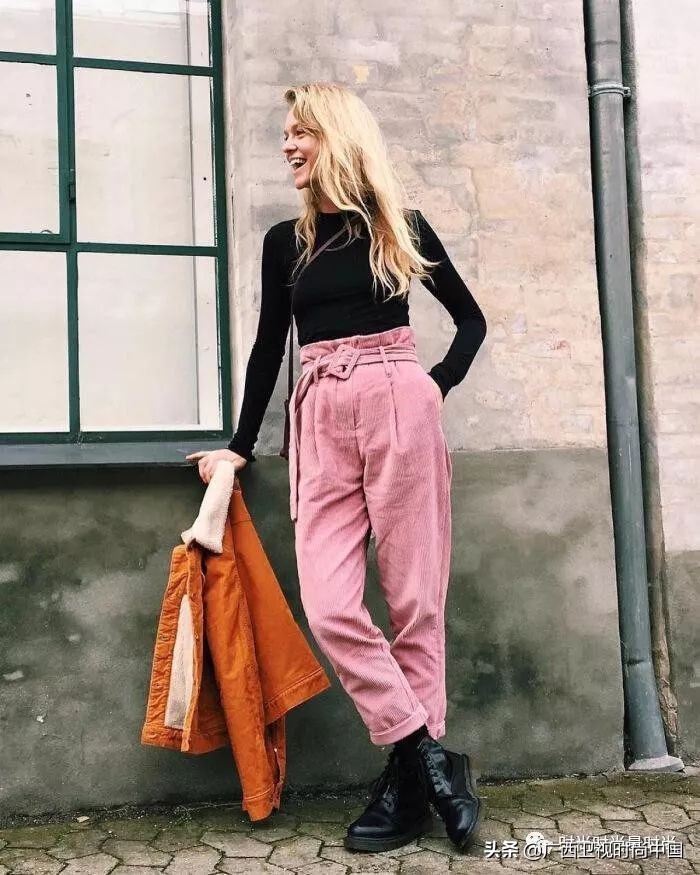 男灯芯绒裤子的搭法,灯芯绒中款穿搭