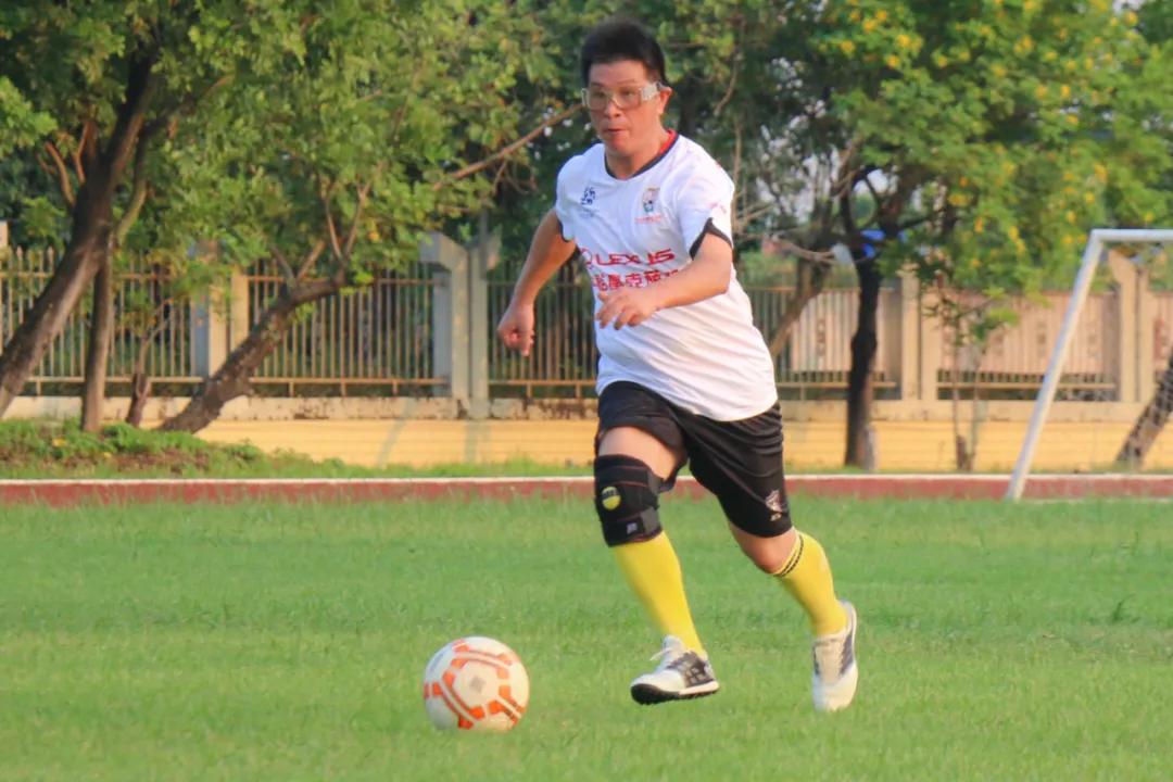 当足球之乡球队与广州高校校友冠军“激情相遇”,你更支持谁?