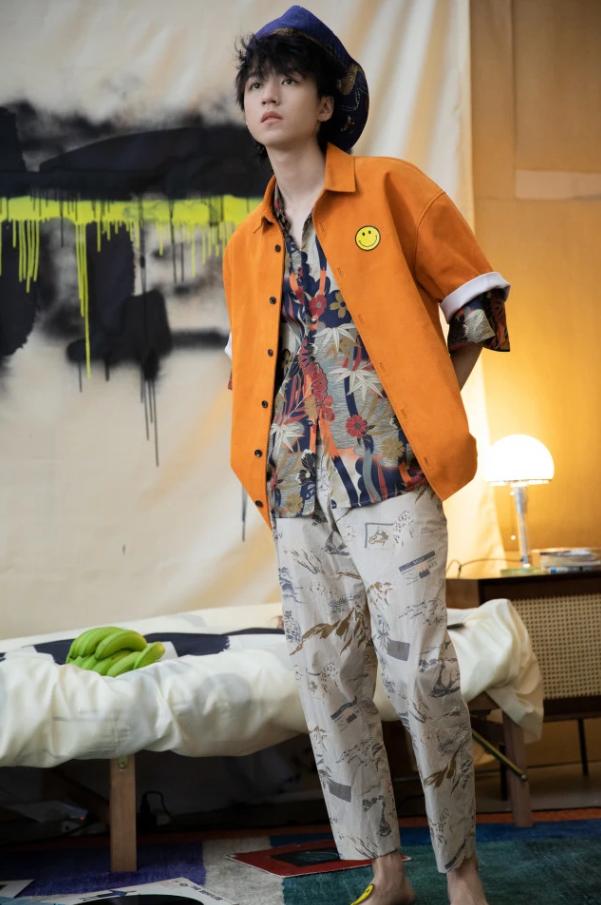 王俊凯长筒马靴写真,王俊凯穿长筒靴的照片