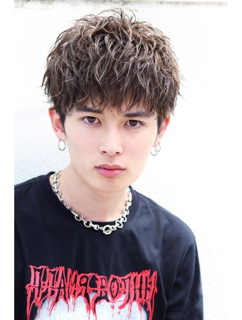 男生发质细软扁塌油腻自然卷发型,男生卷发造型中长发圆脸