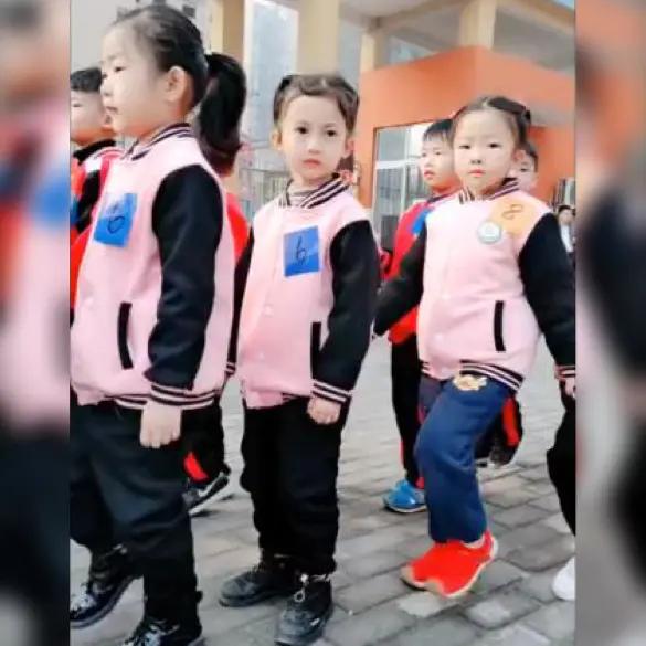 霸气侧漏小女孩走姿,霸气女孩走姿视频