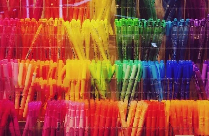 现在,全靠霓虹文具给我带来工作归属感