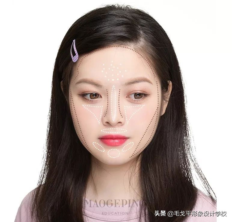 圆脸女生怎样化妆才能显得好看,圆脸怎么化妆显脸小淡妆