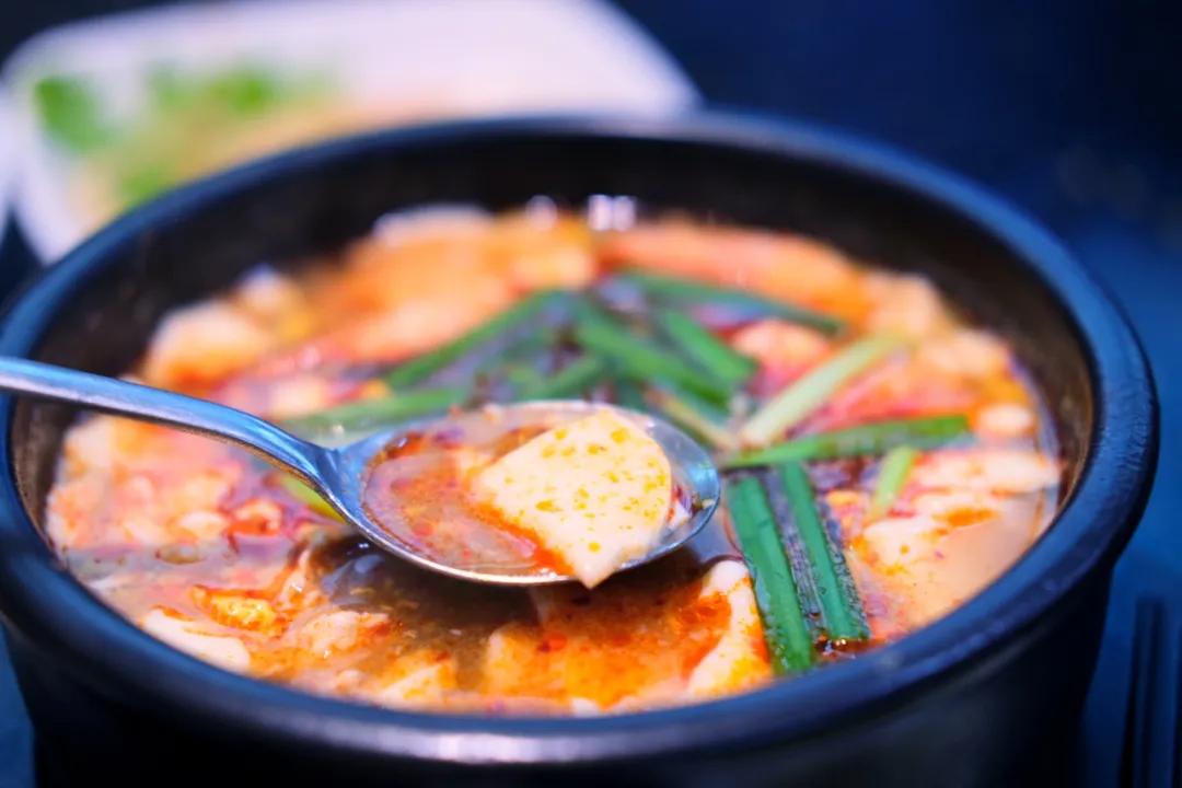 青岛好吃高端的店,青岛有什么很辣很好吃的