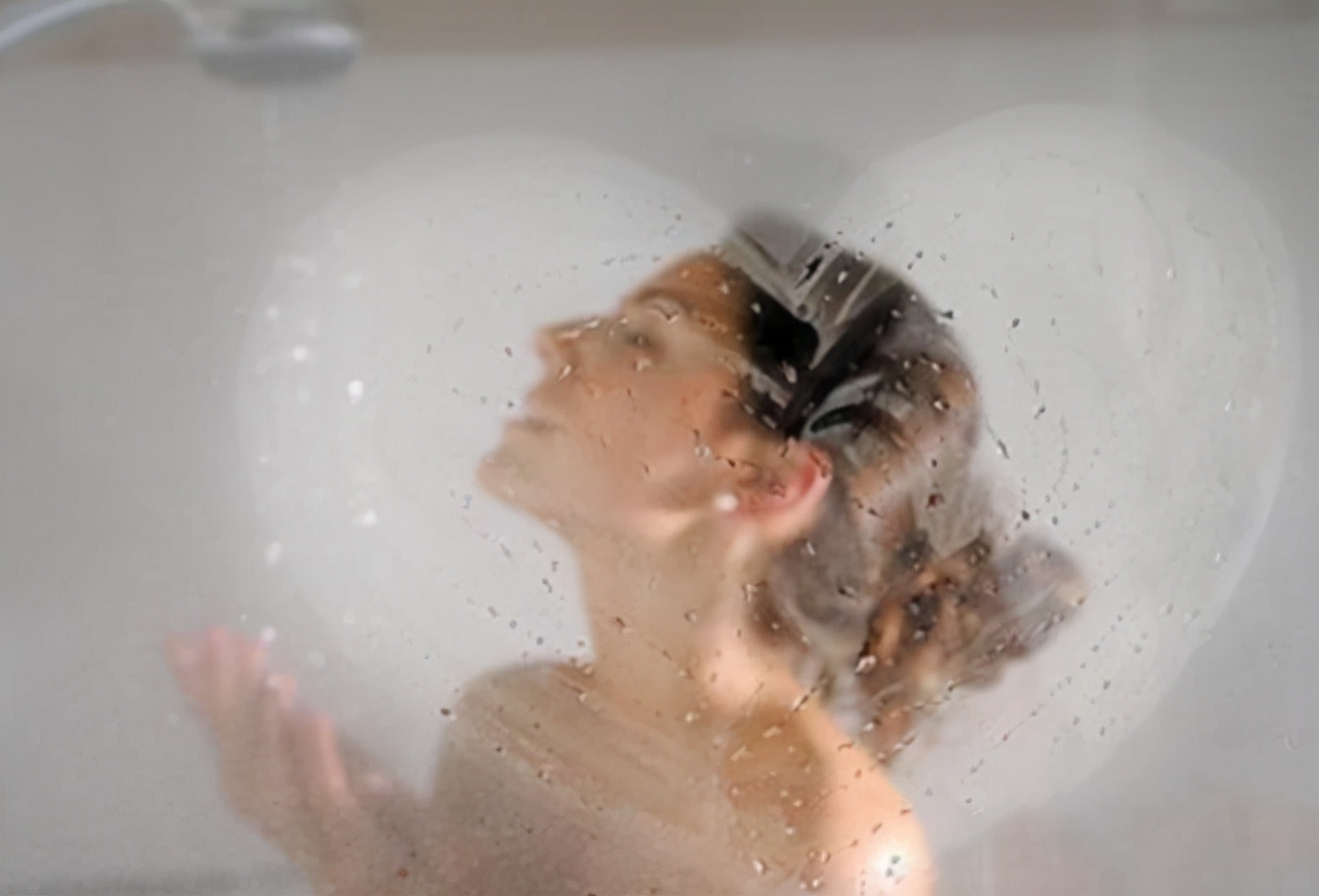 胎宝宝抠妈妈肚皮什么感觉,孕妈抠肚脐会造成胎儿脐绕颈吗