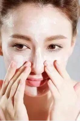 不会卸妆，你抹1万元一瓶的乳液，擦18层精华都没用