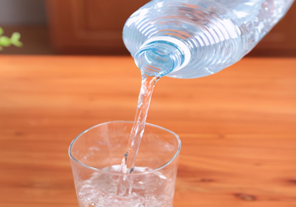 两个月的狗狗拉稀呕吐怎么回事啊,两个月的狗狗又吐又拉稀怎么办