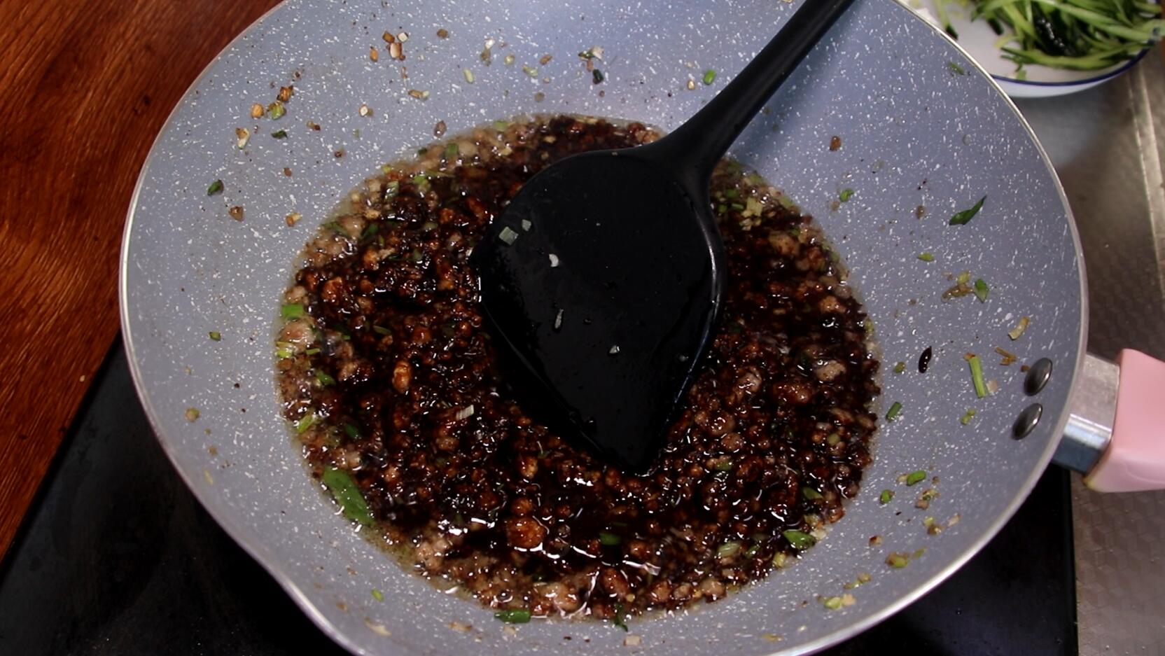 炸酱面只用甜面酱的做法,炸酱面用黄豆酱还是甜面酱好吃