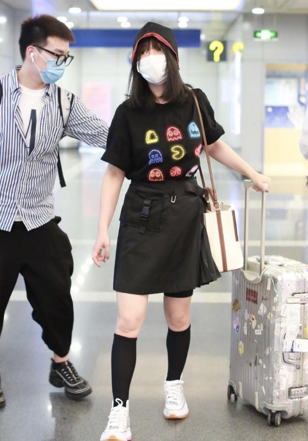 柳岩穿筒靴片段,柳岩穿吊带裙红裙