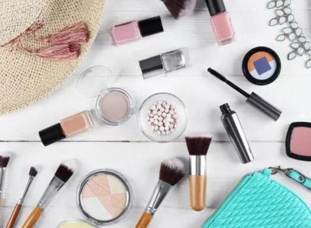 女子误用毒面膜导致荧光脸,化妆品中毒身体有哪些反应