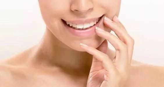 轻松解决干裂冻裂打造水润嘟嘟唇,嘴唇干裂起皮一招立刻变水润