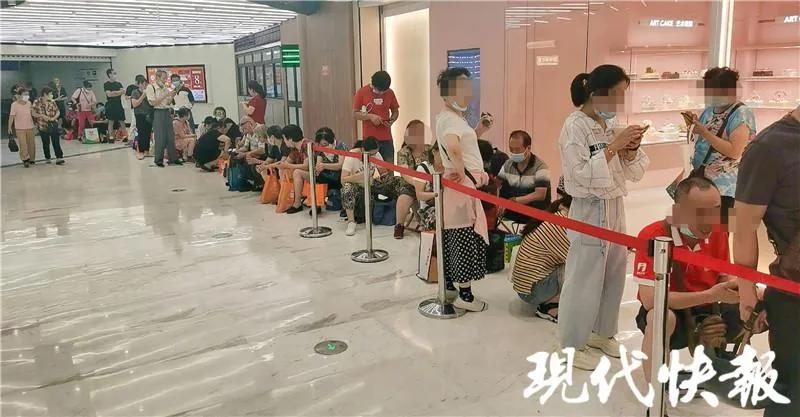 南京一网红店，“黄牛”雇人排队代购！有大妈一天排7次……