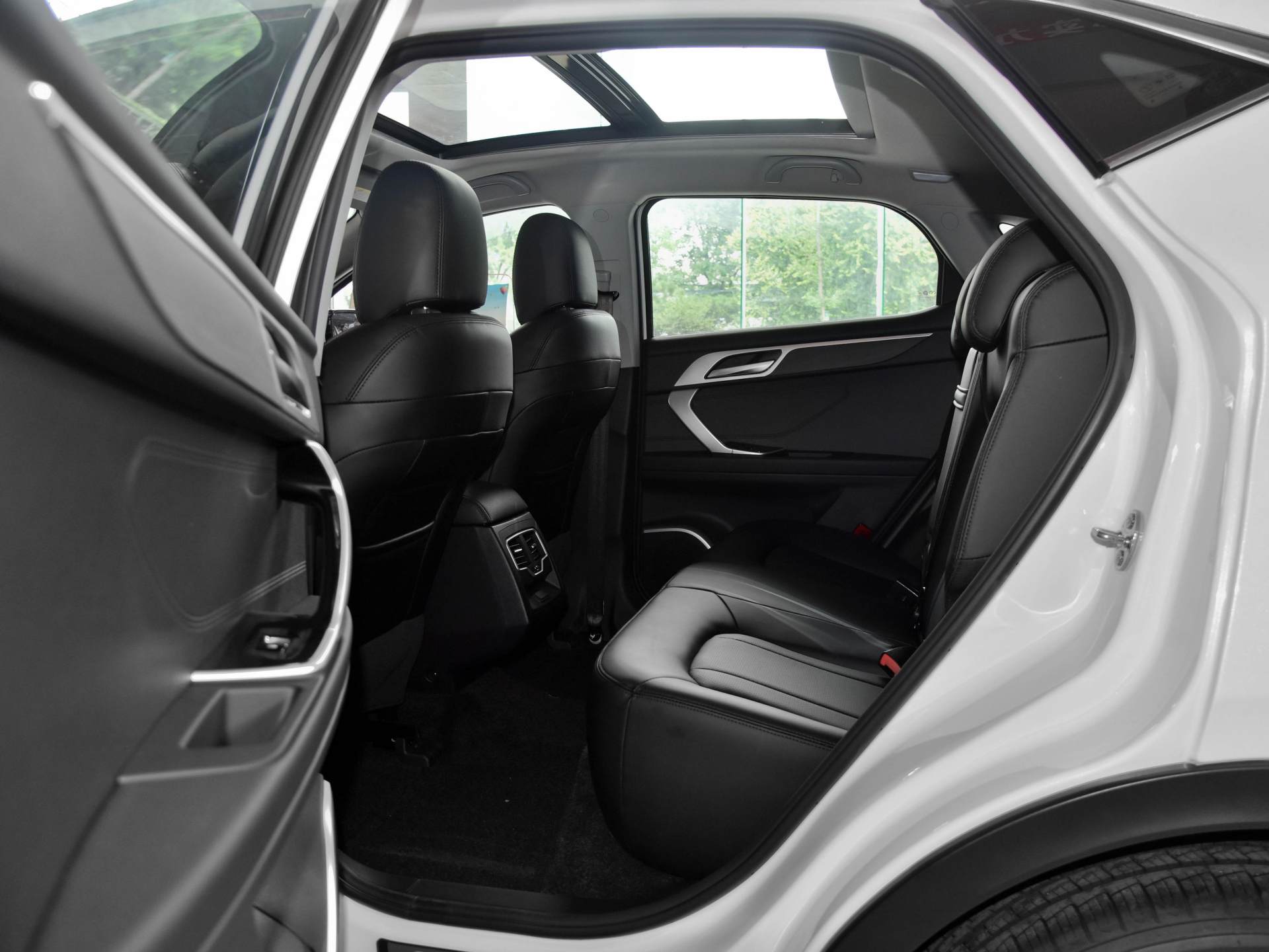 价格实惠，空间也不错，配置也比同级要高，实拍东南DX7