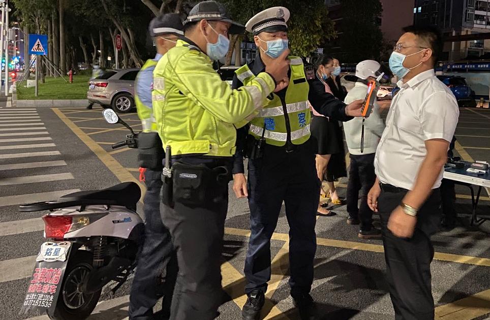 醉猫被逮捕,醉猫被警察抓视频