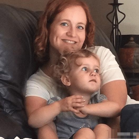 “女同事喊我去她家喝酒，才喝一瓶就直接晕倒？”哈哈兄弟展示吧