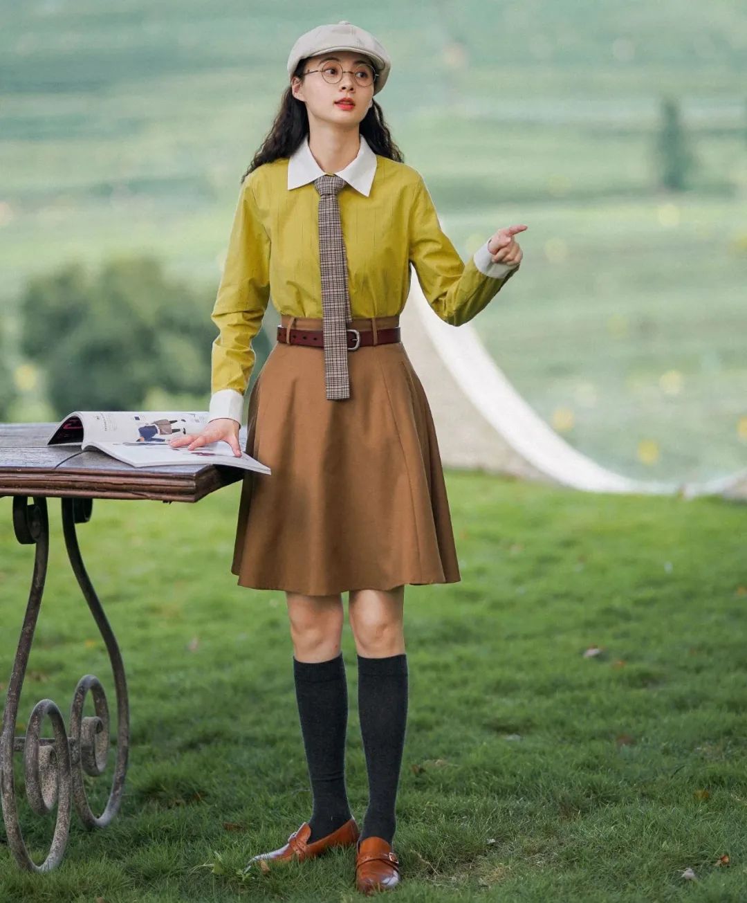 早春外套穿搭学生党甜酷,大衣卫衣短裙靴子