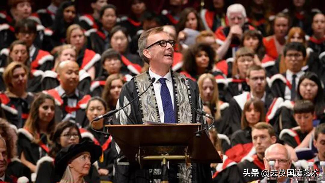 他以一己之力，让UAL的毕业典礼变成“女装大佬”的异装盛会