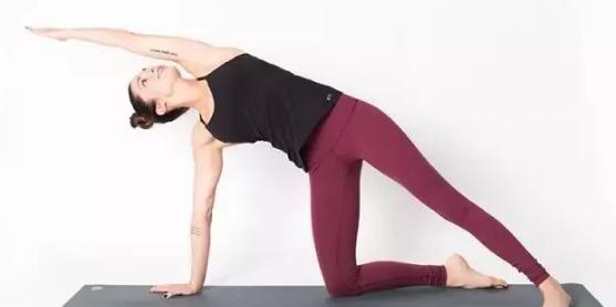 练瑜伽如何放松僵硬紧张的髂腰肌,怎么样解锁瑜伽动作