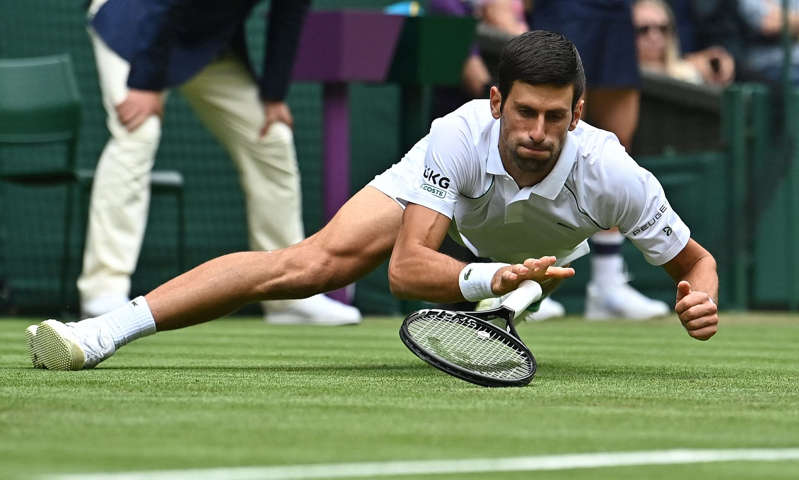 德约美网被退赛,德约摔倒击球