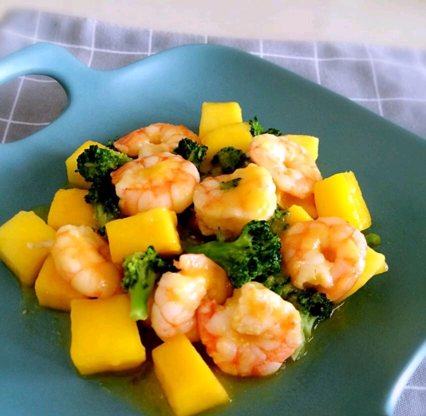 「芒果炒虾仁」的做法没见过吧？芒果和虾的结合，酸溜甜