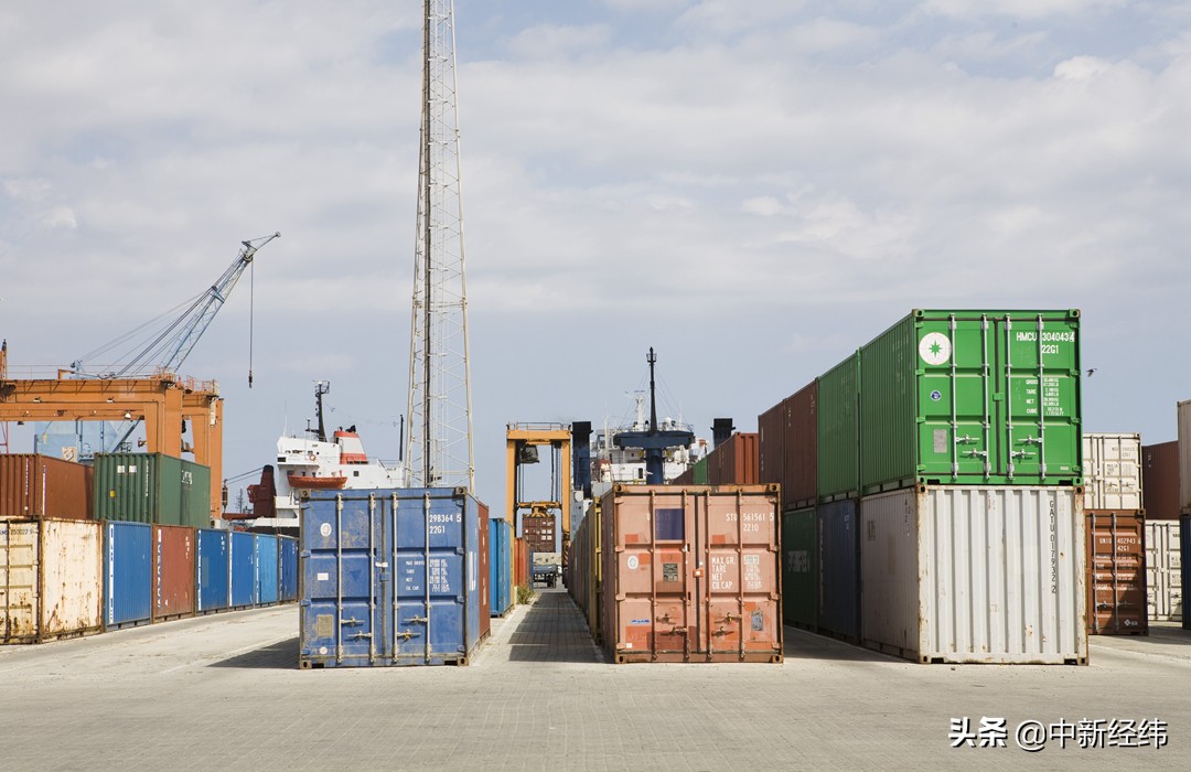 疯狂的集装箱：有航线一年涨价近10倍，黄牛加价3000美金代抢舱位