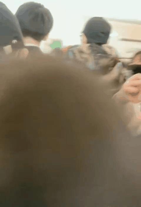 王俊凯推易烊千玺蹲着,王俊凯易烊千玺摸头