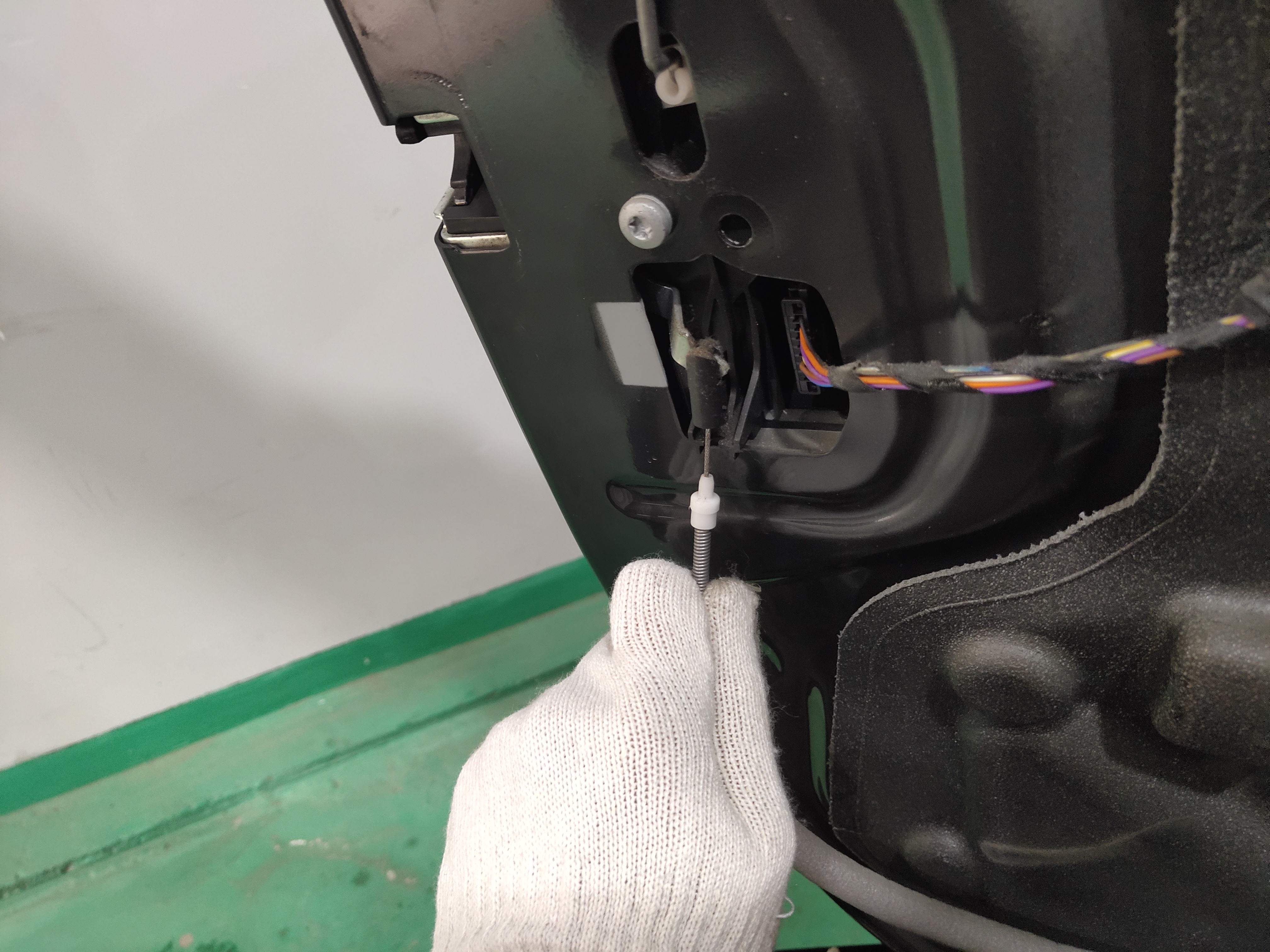 宝马525车门把手的塑料老化,宝马门内拉手橡胶老化怎么解决