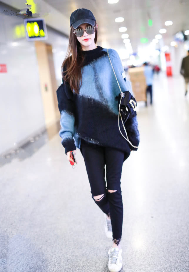 别再说唐嫣不炫腿了，“胖头鞋”胖的是脚，秀的就是牙签腿！