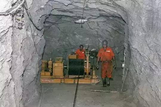 巴西奶奶绿这么贵是有道理的，开采太难了！都是高科技