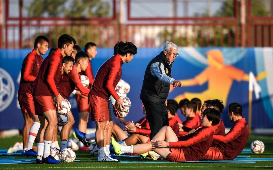 心疼！银狐为中国足球急白胡子，国足将士为老帅的最后一战拼了吧