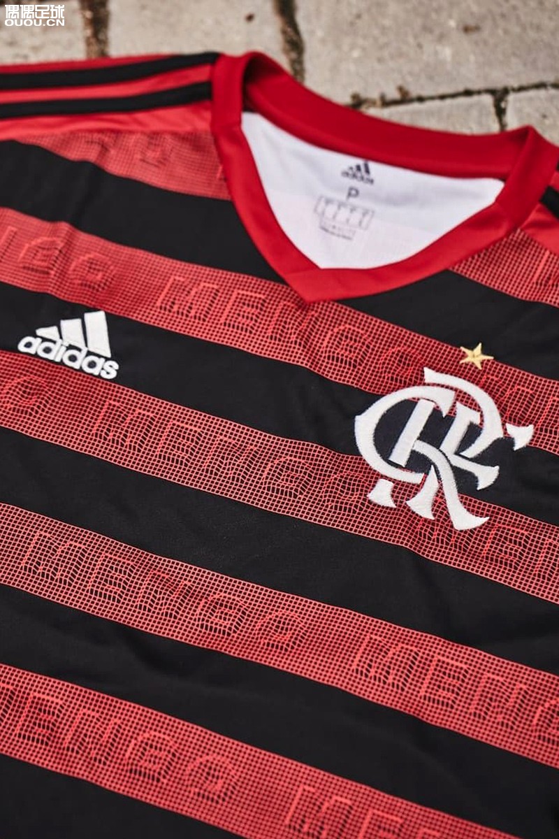 拜仁绿色球衣搭配,拜仁白金色客场球衣