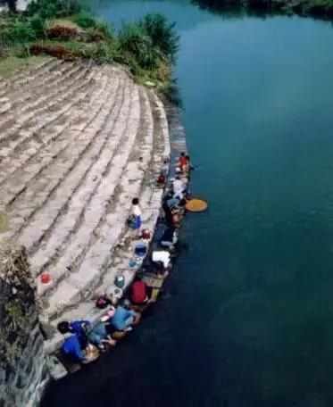 这个村庄一千年前建了个生态下水道，至今旱涝不惧
